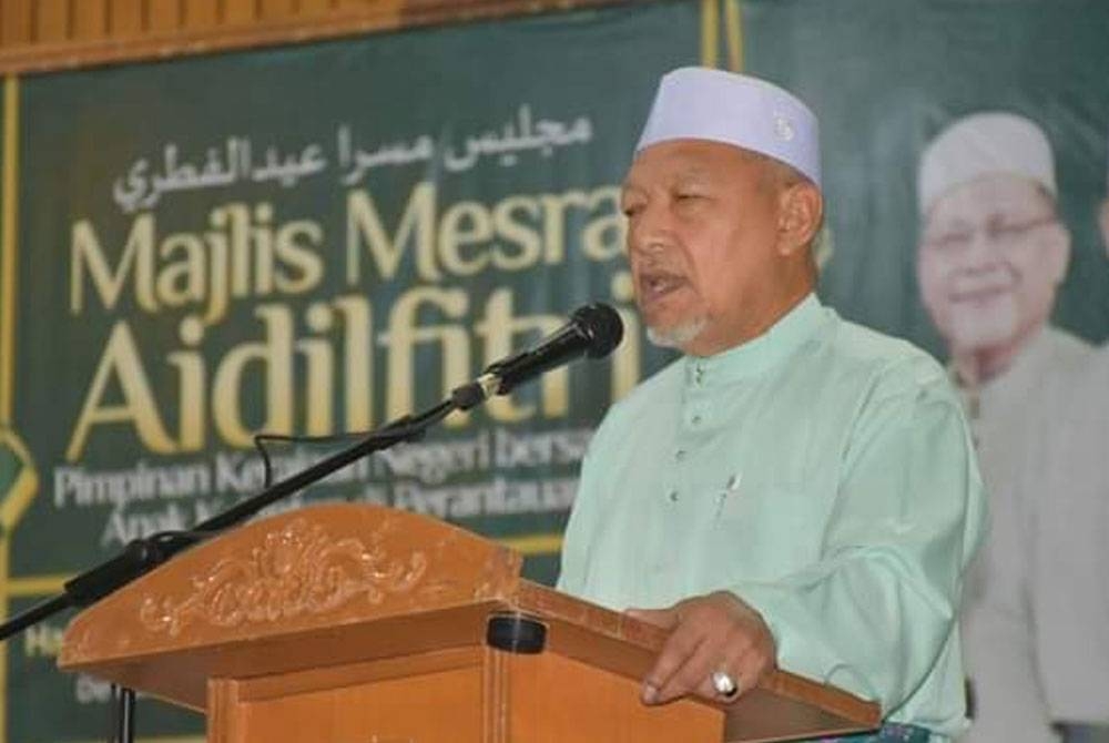 Ahmad ketika berucap pada Majlis Mesra Aidilfitri Pimpinan Kerajaan Negeri Bersama Anak Kelantan di Perantauan di Balai Islam Lundang, pada Ahad. - Foto ihsan Urusetia Penerangan dan Komunikasi Negeri Kelantan