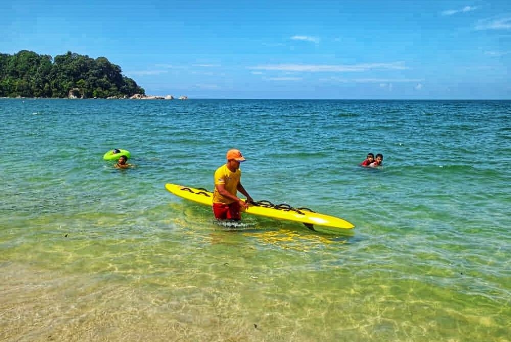 Anggota penyelamat pantai TC berjaya menyelamatkan dua beranak daripada lemas. - Foto APM