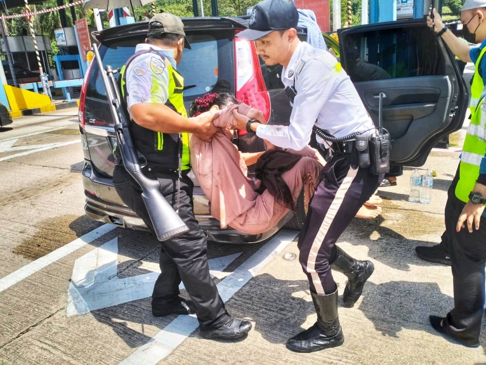 Mangsa yang dibawa keluar dan diselamatkan selepas ditemui tidak sedarkan diri di Plaza Tol Bentong pada Isnin. - Foto Ihsan PDRM 