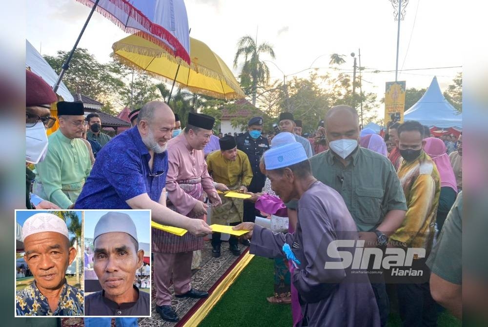 Sultan Muhammad V (kiri) dan Dr Tengku Muhammad Faiz Petra (dua dari kiri) menyampaikan sumbangan duit raya kepada penerima terpilih. (Gambar kecil: Awang Seman, Kamaruzaman) - Foto Sinar Harian