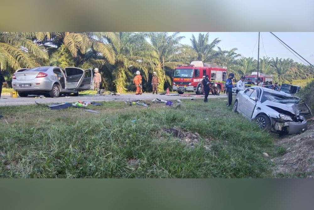 Keadaan di lokasi kejadian di jalan Terengganu-Jabor di Kemaman yang mengorbankan empat mangsa manakala lapan lagi cedera.