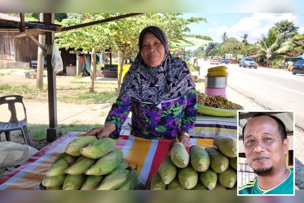 Noraini menunjukkan jagung yang dijual di kedainya. (Gambar kecil: Khairul Azwa)