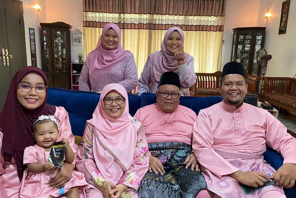 Saifuddin bersama isteri, anak, menantu dan cucunya ketika menyambut 1 Syawal di Melaka pada Sabtu lalu.