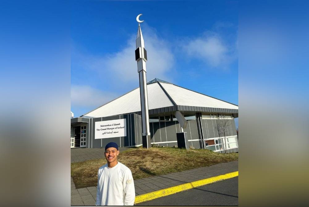 Luqman Hakim bergambar di hadapan sebuah masjid di Iceland selepas menunaikan solat sunat Aidiltfri pada 1 Syawal lalu.