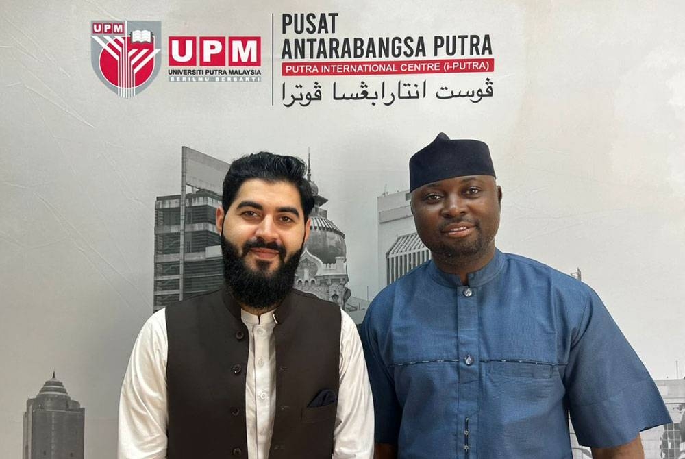 Usama (kiri) dan Muazu Dantala tetap teruja menyambut Aidilfitri
di Malaysia walaupun terpaksa berjauhan dengan keluarga.