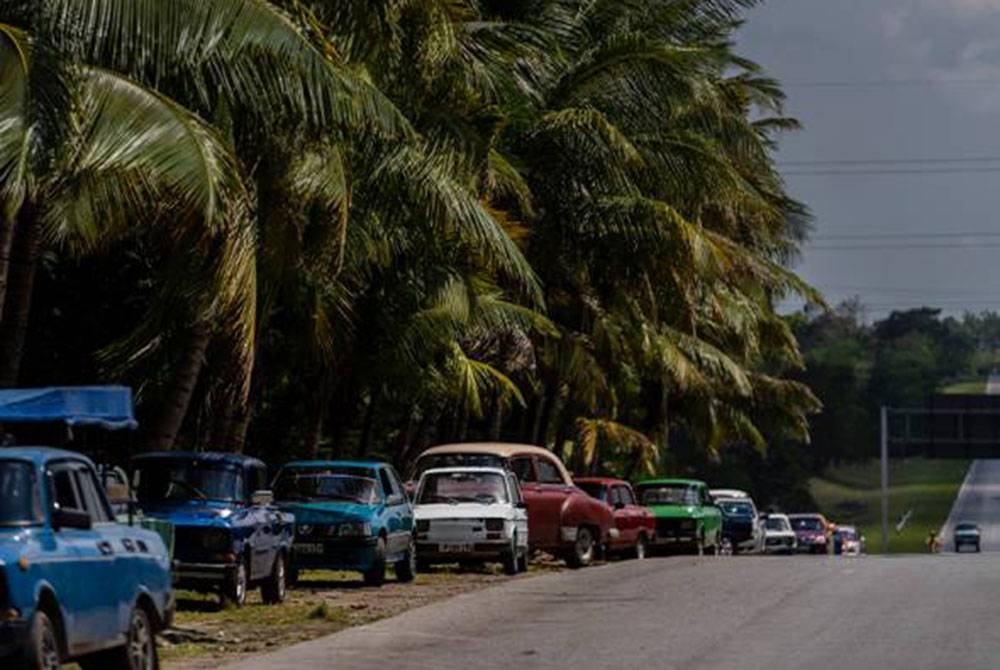 Orang ramai dilihat berbaris panjang bagi mendapatkan petrol di Havana, Cuba. - Foto AP