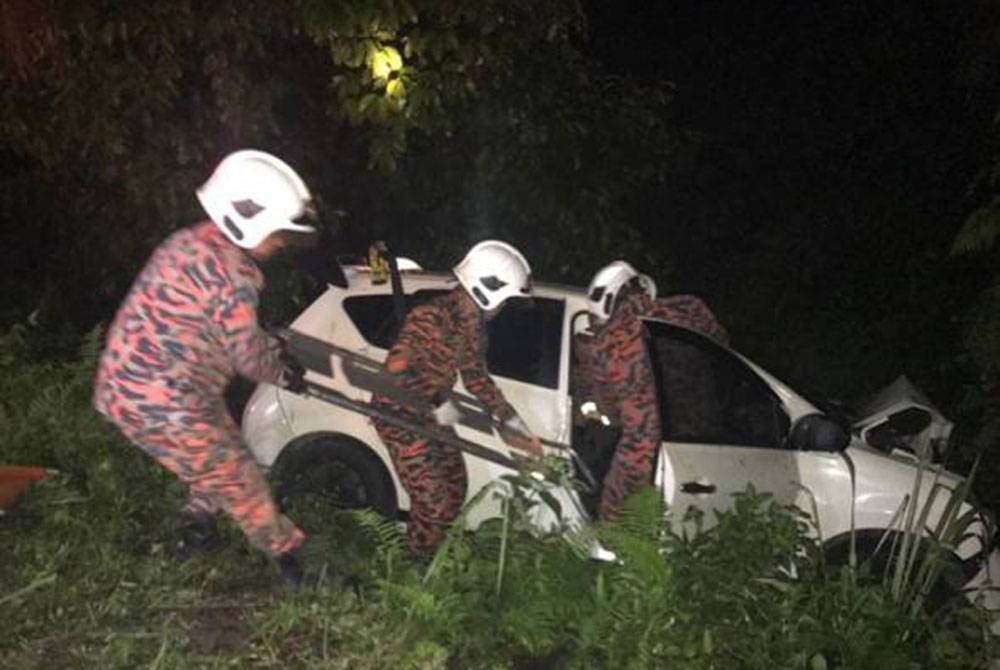 Anggota bomba menggunakan peralatan menyelamat bagi mengeluarkan mangsa tersepit dan diserahkan kepada pihak ambulans bagi rawatan lanjut. - Foto JBPM Perak