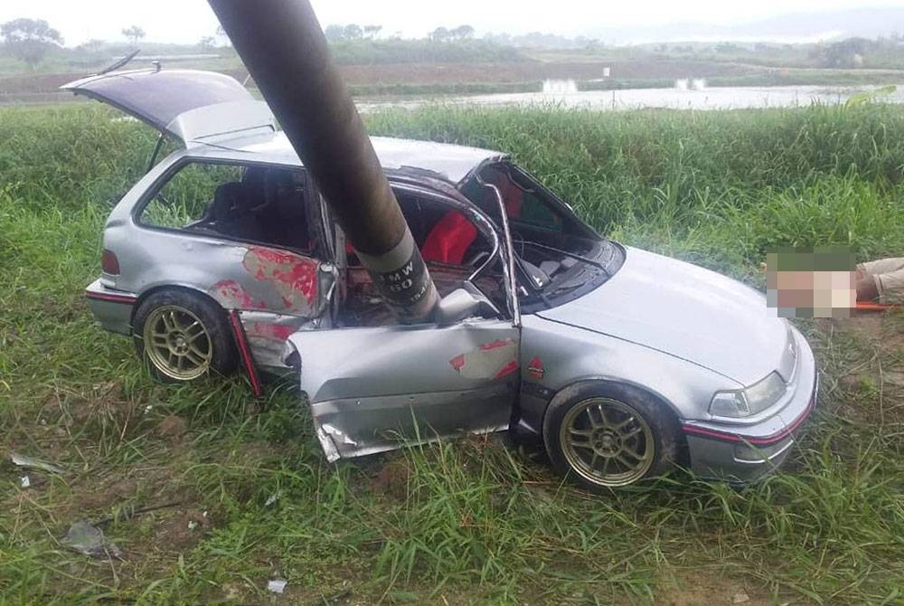 Kereta dipandu mangsa terbabas dan merempuh tiang elektrik di Kilometer 45 Jalan Johor Bahru-Mersing dekat sini pada Selasa.