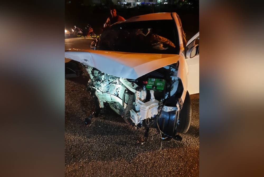 Anggota bomba mengeluarkan mangsa yang tersepit dalam kemalangan dua kereta di Jalan Masai-Kong Kong, Pasir Gudang, pada malam Isnin. - Foto ihsan Bomba Johor