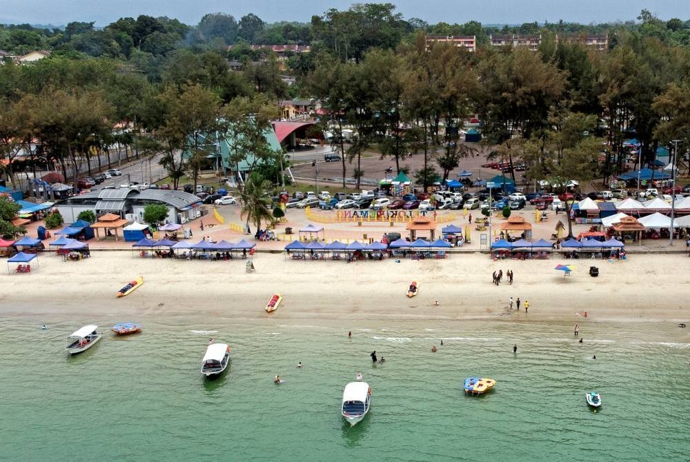 Orang ramai yang merancang bercuti di pantai Port Dickson bersama keluarga perlu berwaspada dengan situasi ombak besar atau laut bergelora bagi mengelakkan tragedi tidak diingini berlaku.