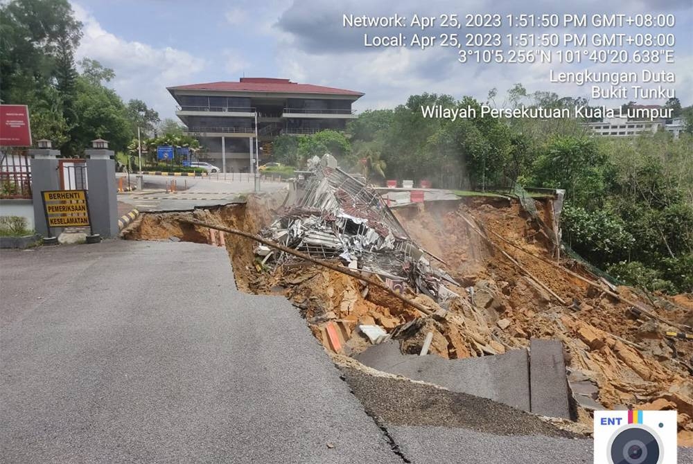 Kejadian tanah runtuh di hadapan Akademi SPRM menyebabkan sebuah pondok kawalan ranap.