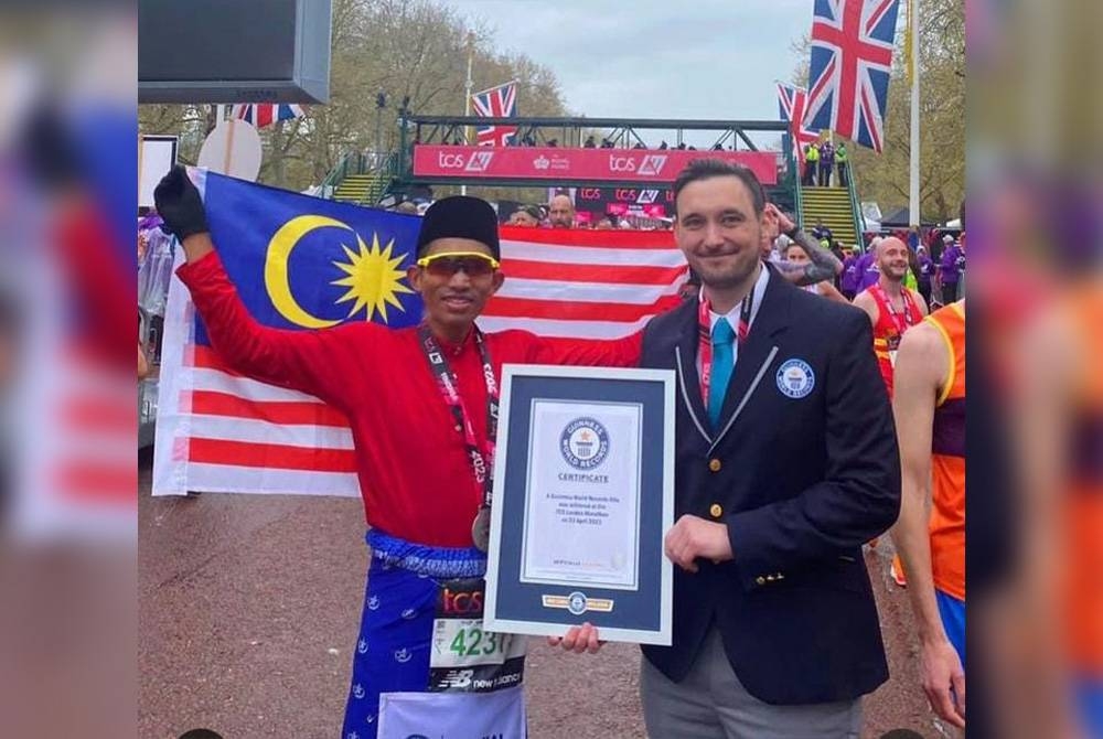 Edan Syah memakai persalinan lengkap baju Melayu, samping dan songkok pada acara maraton di London, UK Ahad lalu.