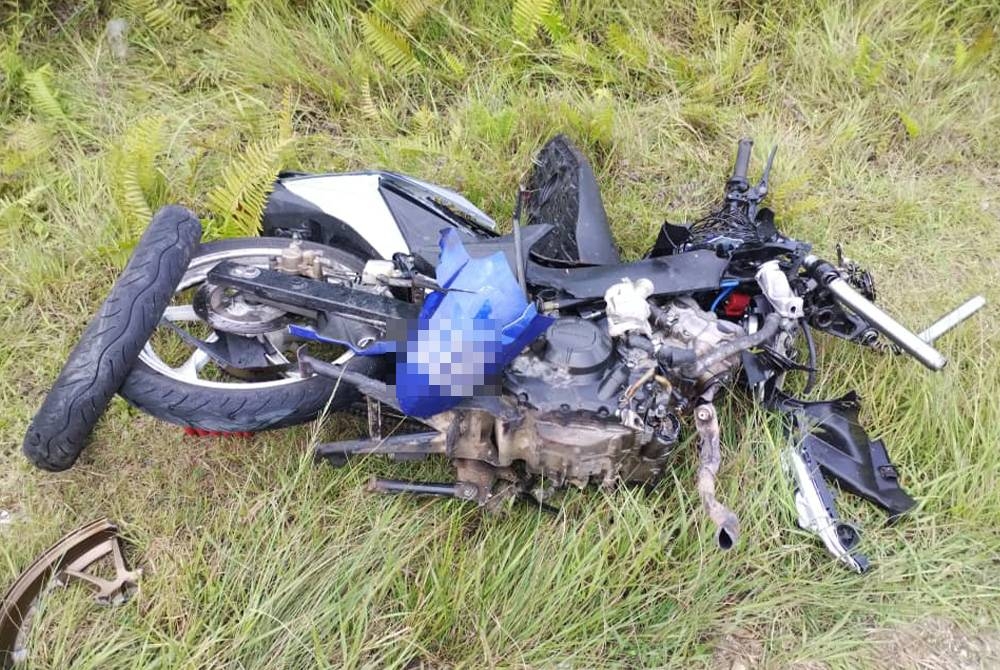 Keadaan motosikal mangsa akibat kemalangan di Jalan Gua Musang-Kuala Krai pada Selasa.