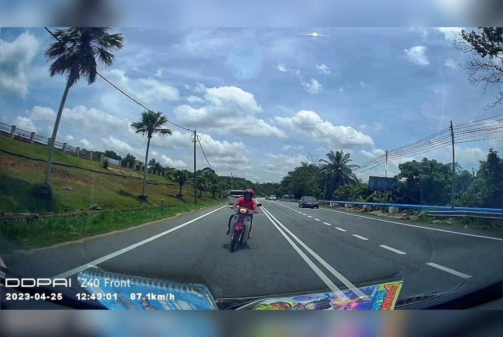 Hasil rakaman kamera papan pemuka Alza motosikal yang ditunggangi mangsa dari arah bertentangan telah masuk ke laluan MPV terbabit. - Foto Ihsan PDRM