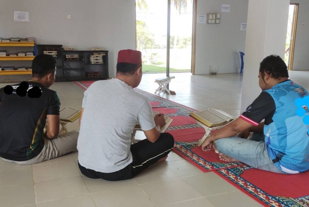 Sahar, Din dan Hassan membaca al-Quran di surau Perkampungan Darul Barakah, Marang.