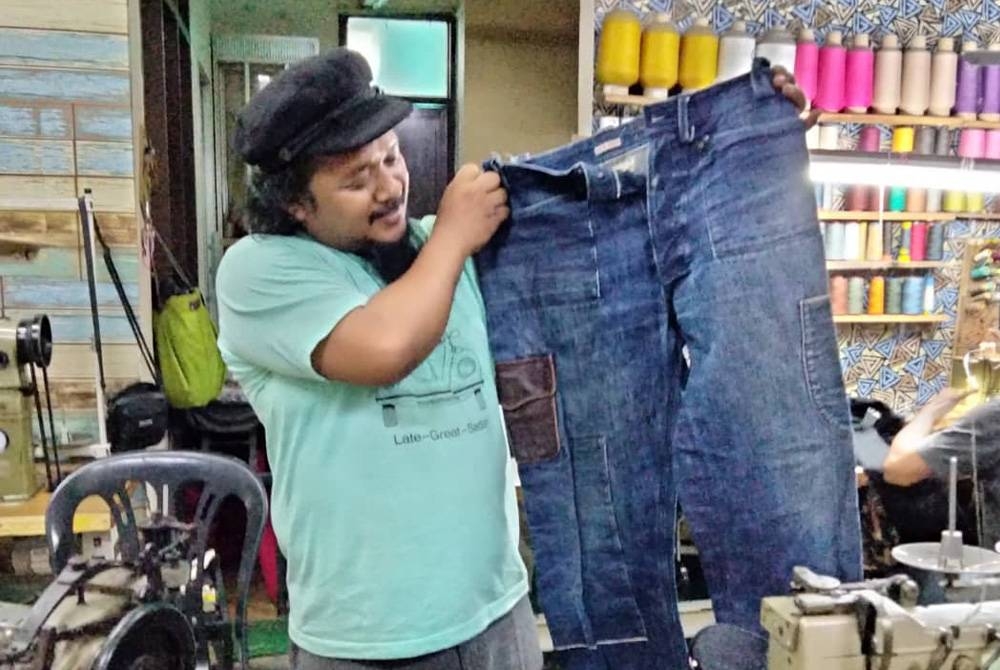 Zaki yang lebih mesra dengan panggilan Sam menunjukkan jean denim yang dijahit berharga lebih RM3,000.