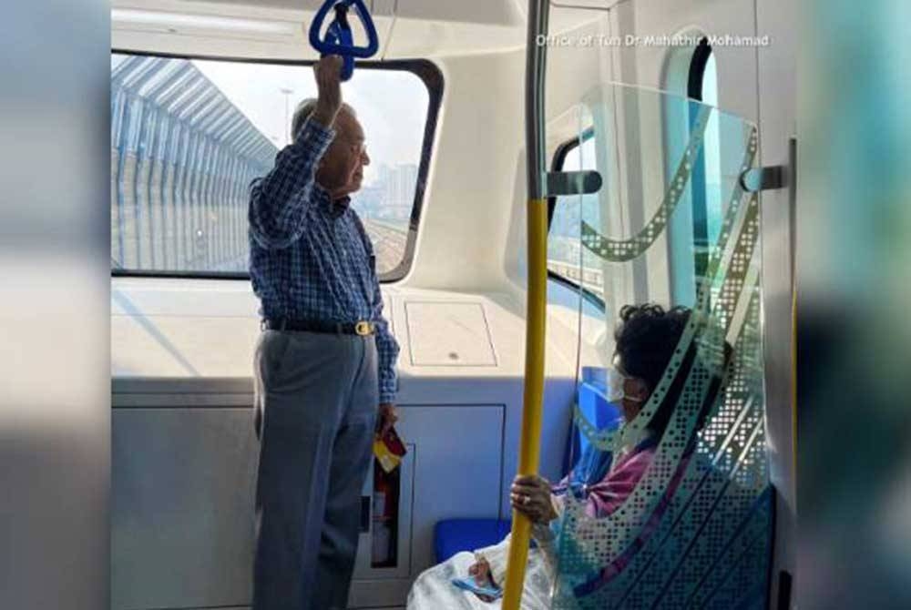 Dr Mahathir memuji kelancaran perkhidmatan Transit Aliran Massa (MRT) Laluan Sungai Buloh dan Putrajaya.- Gambar Twitter @chedetofficial