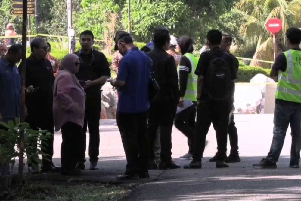 Beberapa wakil agensi berkaitan hadir ke lokasi tanah runtuh berhampiran MACA di Persiaran Tuanku Syed Sirajuddin pada Rabu.