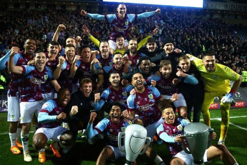 Para pemain meraikan kejayaan Burnley meraih gelaran Liga Kejuaraan. - Foto Agensi