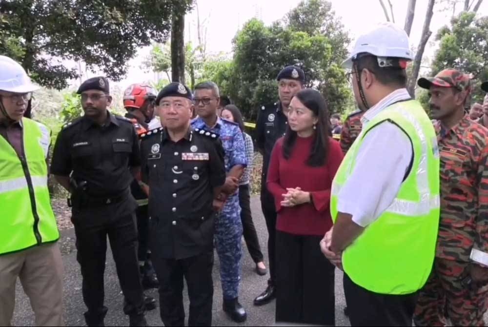 Hannah Yeoh melawat lokasi kejadian tanah runtuh runtuh berhampiran Akademi Pencegahan Rasuah Malaysia (MACA) di Persiaran Tuanku Syed Sirajuddin pada Rabu.