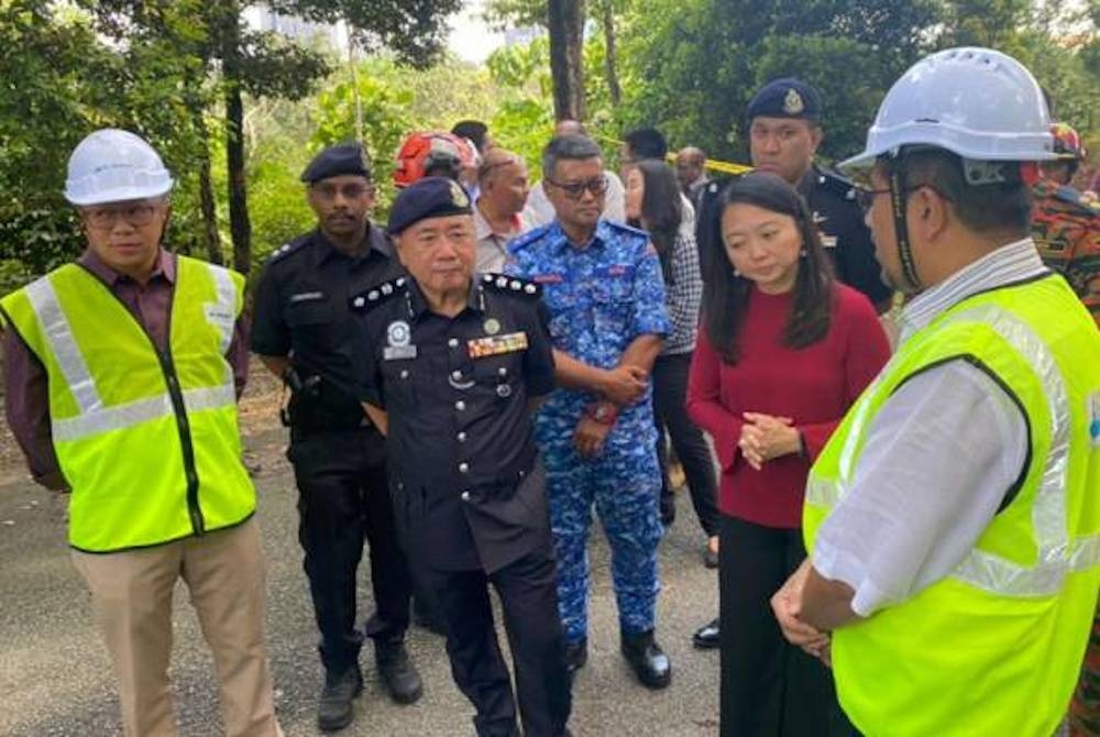 Hannah melawat kawasan runtuhan di Bukit Tunku untuk mendapatkan perkembangan terkini kejadian berkenaan, hari ini. - Foto Awani