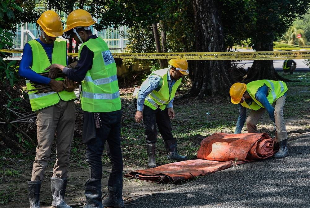 Kontraktor-kontraktor melakukan kerja pembaikan susulan tanah runtuh yang berlaku di hadapan MACA di Persiaran Tuanku Syed Sirajuddin pada Rabu. - Foto Bernama