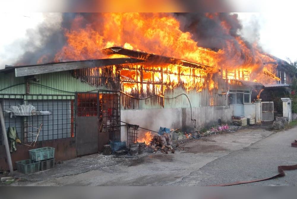 Tadika Pasti di Kampung Jalan Kebun, Shah Alam terbakar pada Rabu. - Foto Bomba Selangor