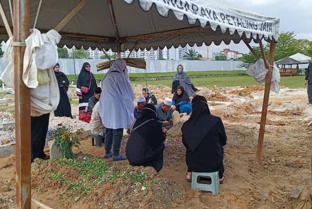 Jenazah Fatimah selamat dikebumikan di Tanah Perkuburan Islam Taman Medan, Petaling Jaya pada Rabu. - Foto Bernama