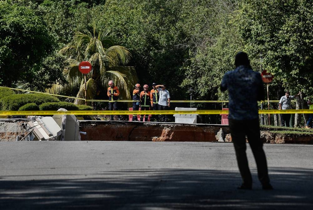 Pegawai Keselamatan Dewan Bandaraya Kuala Lumpur meninjau lokasi kejadian tanah runtuh di hadapan Akademi Pencegahan Rasuah Malaysia (MACA) di Persiaran Tuanku Syed Sirajuddin, pada Rabu. - Foto Bernama