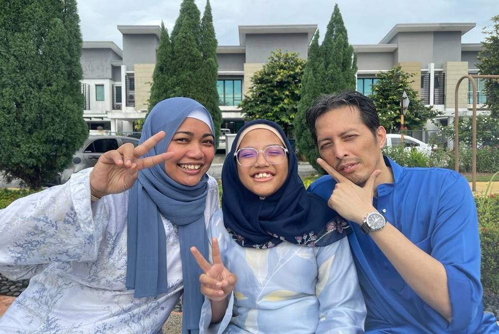 Shalin bersama suami dan anak ketika menyambut Syawal tahun lalu. - Foto Shalin