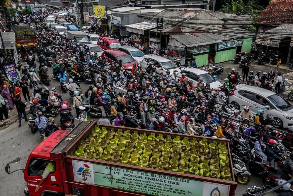 Aliran trafik di Bogor sesak dengan &#039;pemudik&#039; yang mula kembali ke ibu kota pada Selasa.