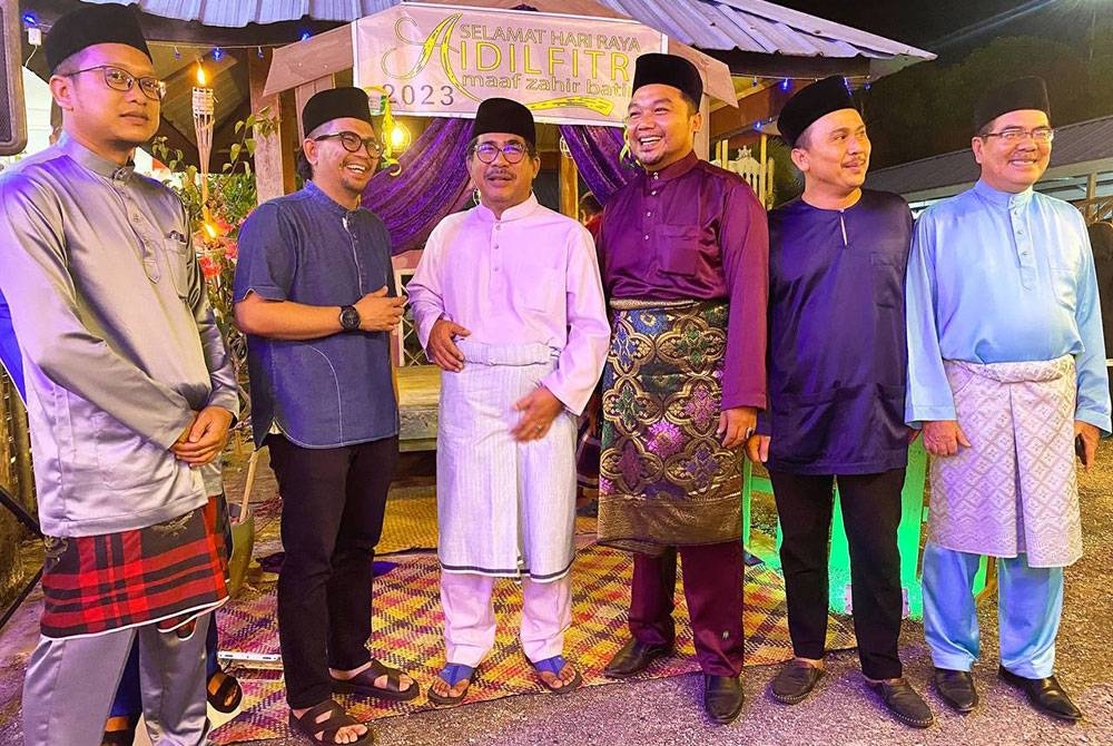 Md Alwi (empat, kanan) beramah mesra dengan tetamu yang hadir pada Majlis Rumah Terbuka Aidilfitri DUN Kok Lanas pada Rabu.