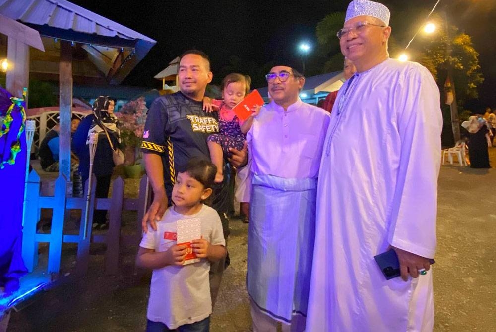 Annuar (kanan) hadir pada Majlis Rumah Terbuka Aidilfitri Ahli Dewan Undangan Negeri (ADUN) Kok Lanas, Md Alwi (dua dari kanan) di Kota Bharu.