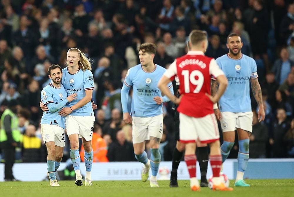 Bernardo Silva (kiri) dan Erling Haaland (tengah) meraikan kemenangan 4-1 ke atas Arsenal. - Foto EPA