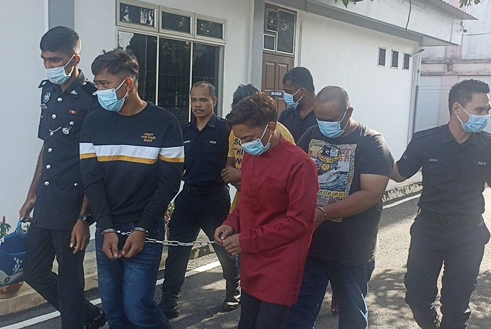 Keempat-empat tertuduh mengaku salah menggunakan kekerasan jenayah dan menyebabkan kecederaan terhadap seorang anggota polis di Kilometer 7, Jalan Kulai menghala Kota Tinggi pada 1 Syawal lalu.