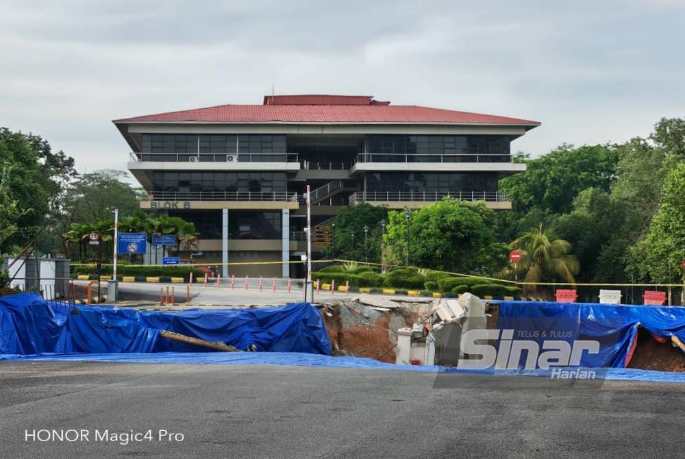 Keadaaan sekitar lokasi runtuhan di hadapan pintu masuk MACA di Persiaran Tuanku Syed Sirajuddin.