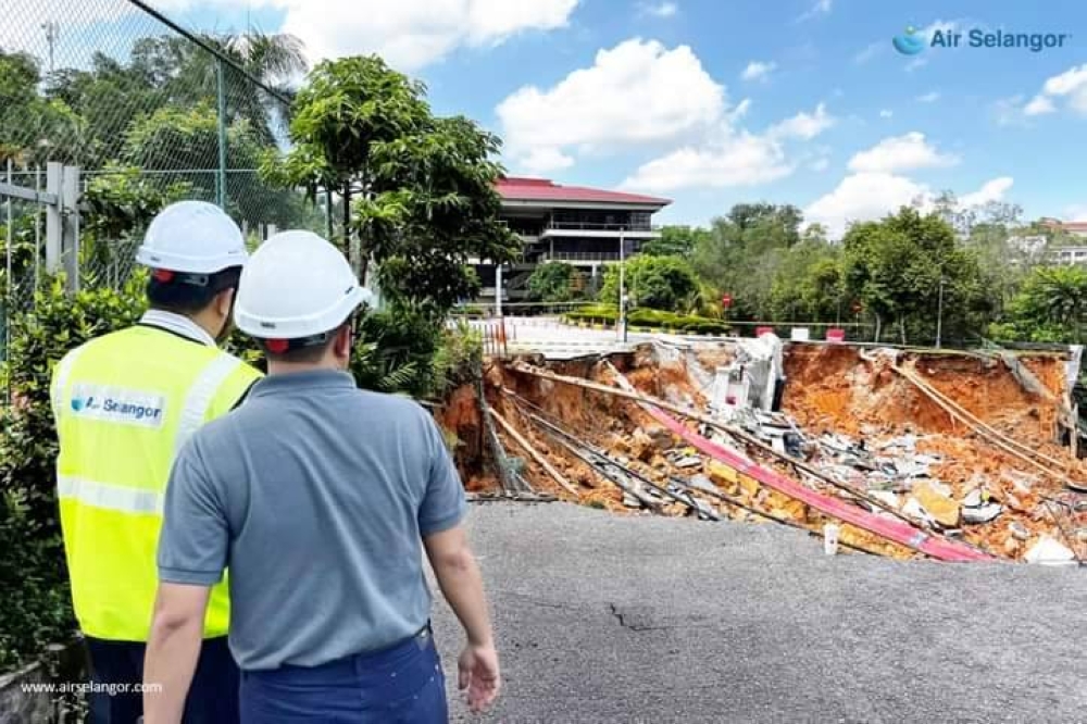 Air Selangor memaklumkan tindakan menutup bekalan air bagi menghalang air mengalir ke kawasan terjejas sekali gus memudahkan pihak berkuasa menjalankan siasatan. - Foto Air Selangor