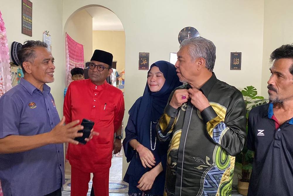 Ahmad Zahid (dua dari kanan) melakukan walkbout di Desa KEDA Sadek, di sini, pada Khamis.