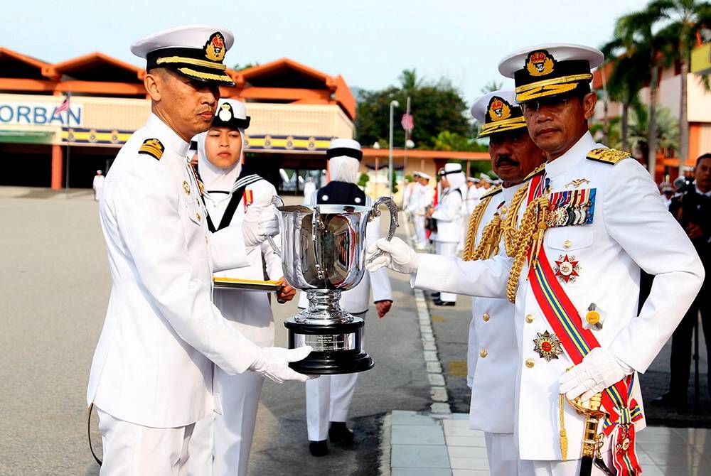 Abdul Rahman (kanan) menyampaikan Anugerah Piala Agong kepada Pegawai Memerintah Kapal Diraja (KD) Lekiu, Kapten Mohd Reduan Ayob (kiri) pada acara perbarisan sempena Sambutan Hari Ulang Tahun TLDM ke-89 di Pangkalan TLDM Lumut pada Khamis. - Foto Bernama