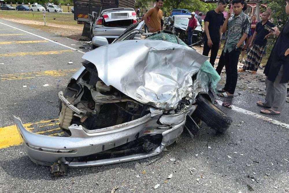 Keadaan Honda Civic yang terlibat kemalangan di Kilometer 72, Jalan Kampung Saujana menghala ke Kampung Fikri di Setiu pada pagi Khamis.