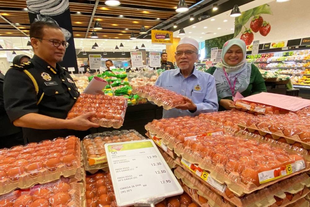 Azman (kiri) bersama Hanifa (dua dari kanan) meninjau Pelaksanaan Skim Harga Maksimum Musim Perayaan (SHMMP) Hari Raya Aidilfitri di Pasar Raya AEON, Kota Bharu baru-baru ini.