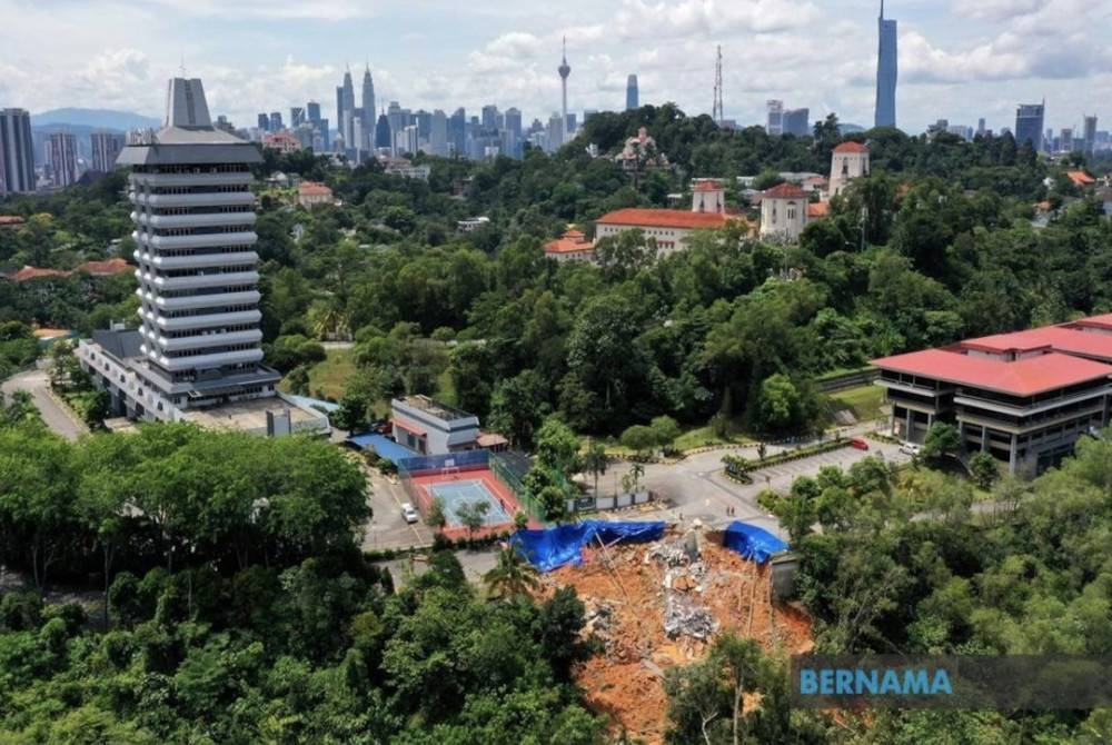 Sekurang-kurangnya tujuh paip bawah tanah di lokasi tanah runtuh alami kebocoran. - Foto Twitter Bernama