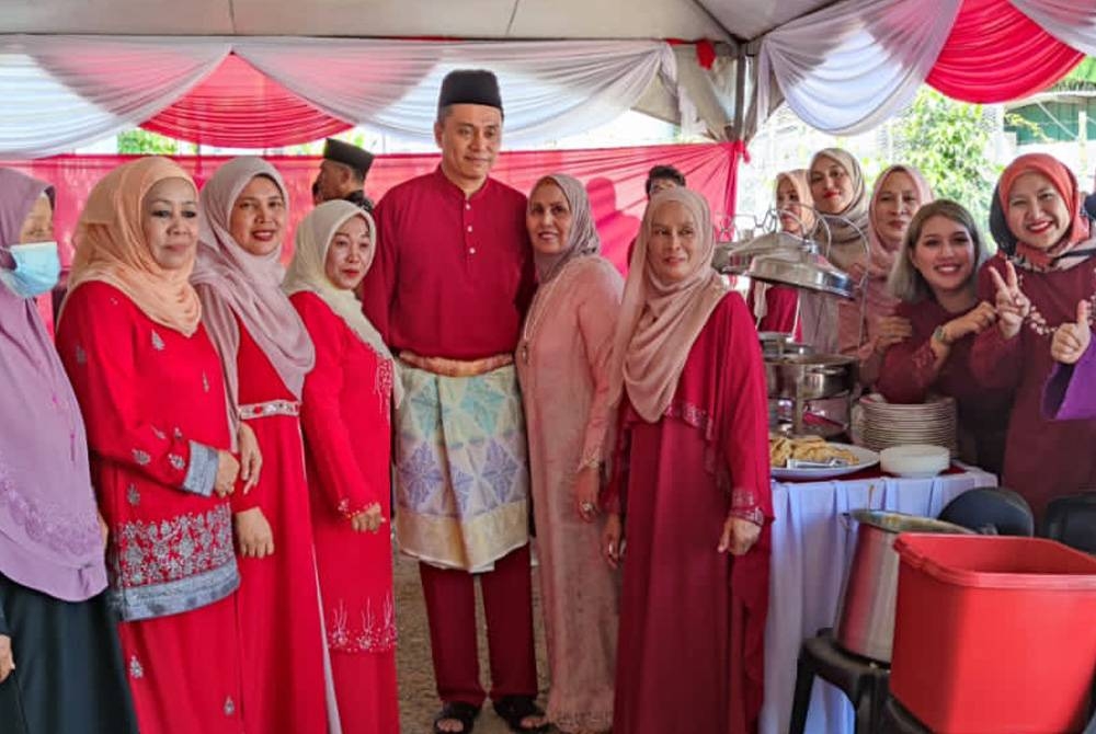 Andi Muhammad bergambar bersama ahli keluarga dan tetamu pada Majlis Rumah Terbuka Aidilfitri di kediamannya di Kampung Tanjung Batu Tawau.