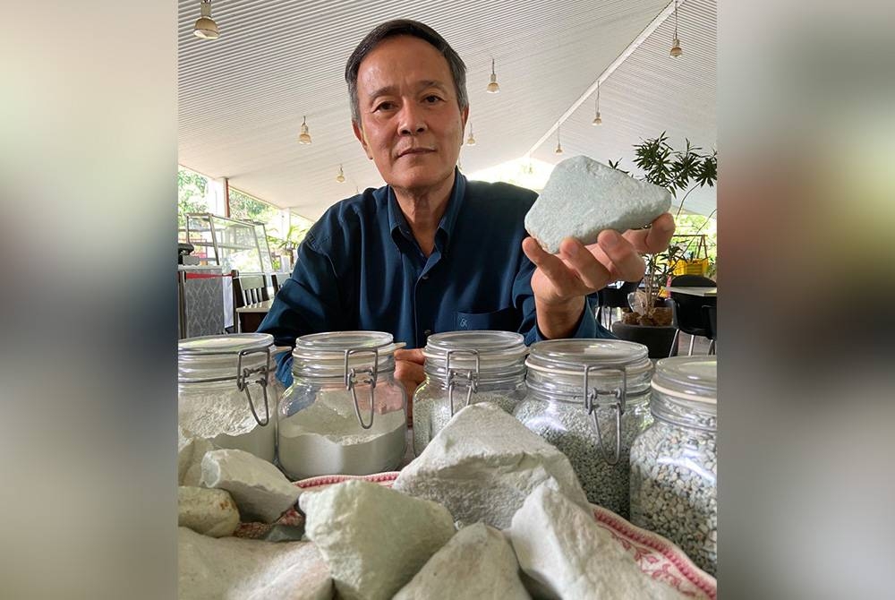 Abas menunjukkan zeolite berkualiti tinggi yang diimport
dari Indonesia.