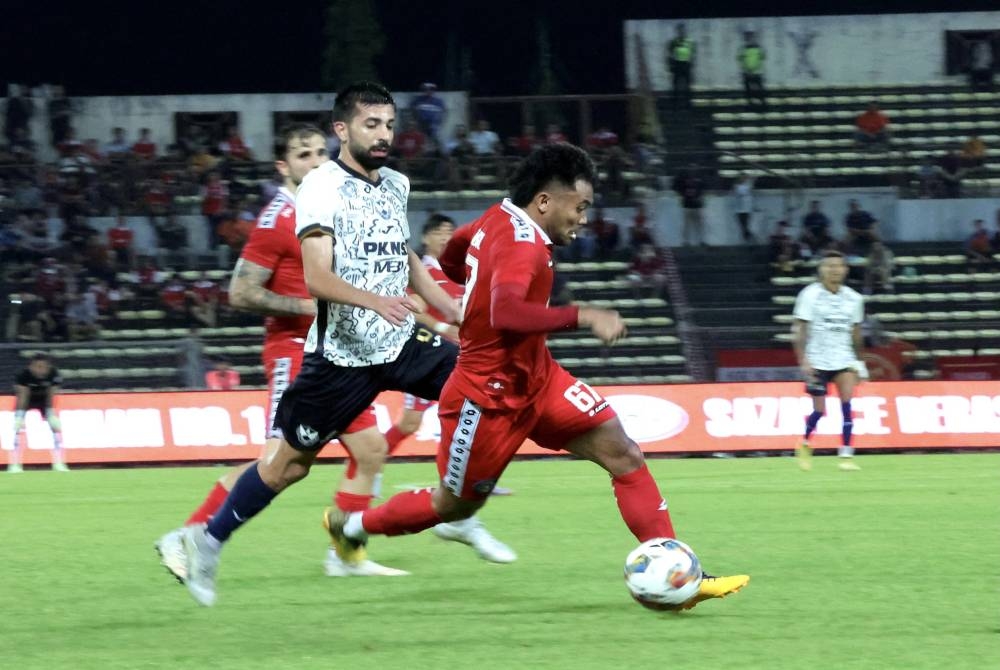 Pemain Sabah FC, Saddil Ramdani (kanan) cuba melepasi pemain pertahanan Selangor FC dalam saingan Liga Super di Stadium Likas malam tadi. - Foto Bernama