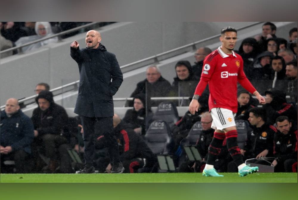 Ten Hag (kiri) mengakui jadual padat menyebabkan pemain berdepan kesukaran untuk memberikan permainan yang baik. - Foto EPA