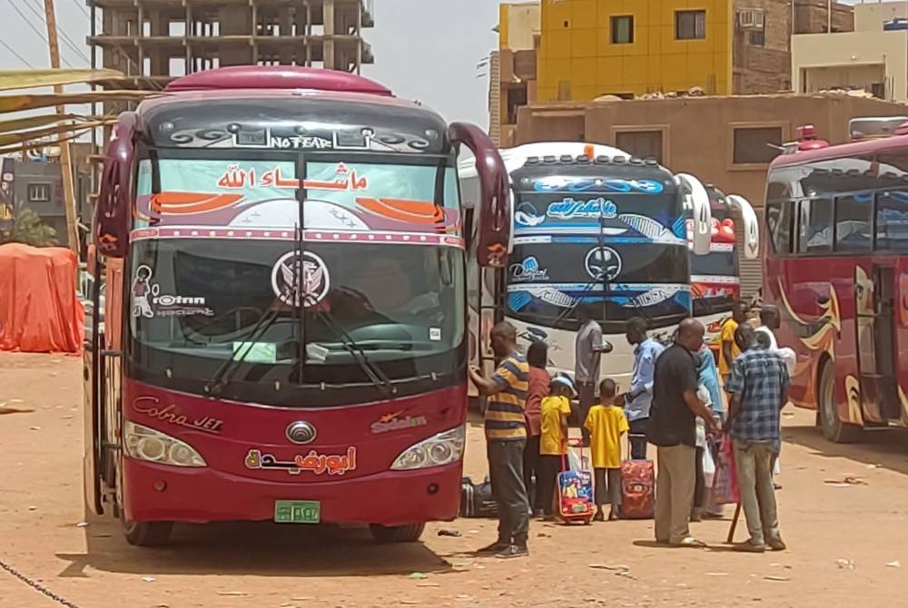 Orang ramai larikan diri dari bahagian selatan Khartoum ketika pertempuran antara tentera Sudan dan pasukan separa tentera RSF pada Khamis. - Foto AFP