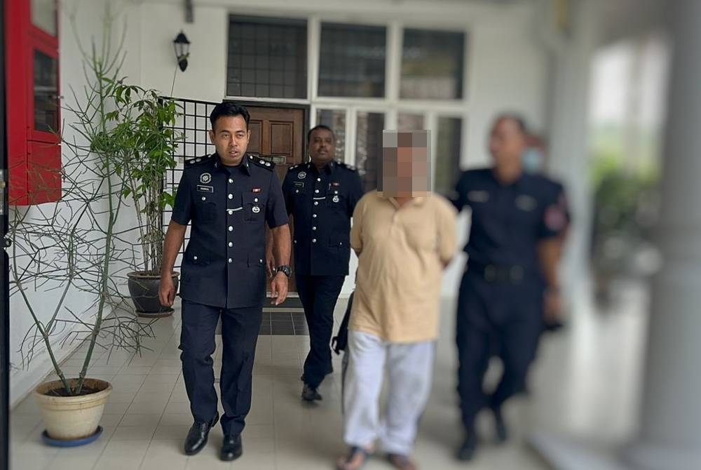 Peneroh getah didakwa di Mahkamah Sesyen Raub atas pertuduhan melakukan amang seksual dan merogol anak kandungnya dalam kejadian di Kuala Lipis bulan lalu.