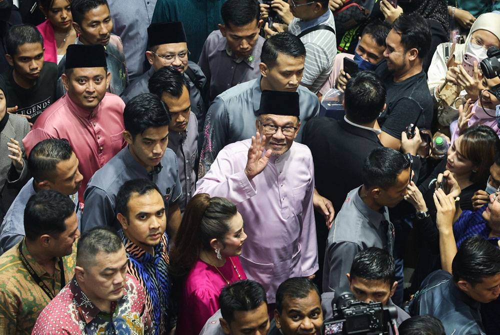 Perdana Menteri Datuk Seri Anwar Ibrahim bersama rakyat. - Foto Bernama