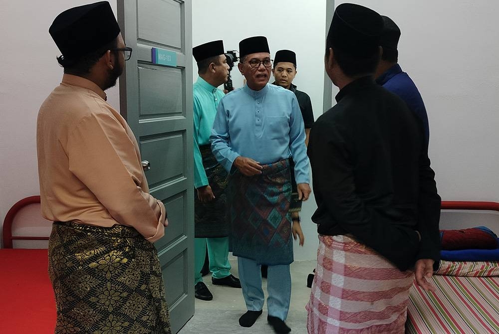 Wan Rosdy meninjau bilik-bilik yang menempatkan pelajar di Kolej Kediaman Mawaddah UMP kampus Pekan sempena majlis pelancarannya pada Jumaat.